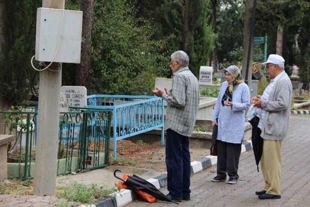 Yağmura Rağmen Mezarlıklara Koştular