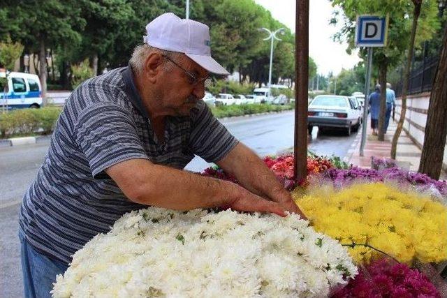 Yağmura Rağmen Mezarlıklara Koştular