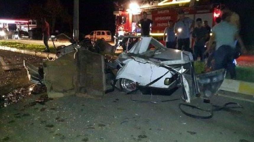 Direğe &Ccedil;arpan Otomobilde 2 Kişi &Ouml;ld&uuml;, 1 Kişi Yaralandı