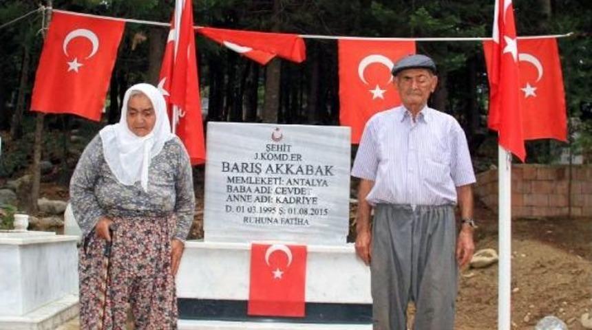 Şehit Torunlarının Mezarında G&ouml;zyaşı D&ouml;kt&uuml;ler