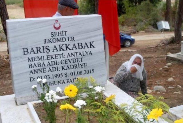 Şehit Torunlarının Mezarında Gözyaşı Döktüler 2