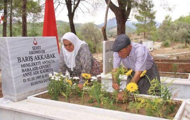 Şehit Torunlarının Mezarında Gözyaşı Döktüler 3
