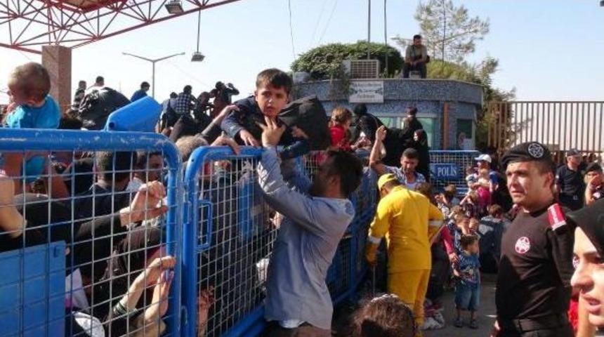&Uuml;lkesine Gitmek Isteyen Suriyeliler Izdihama Yol A&ccedil;tı