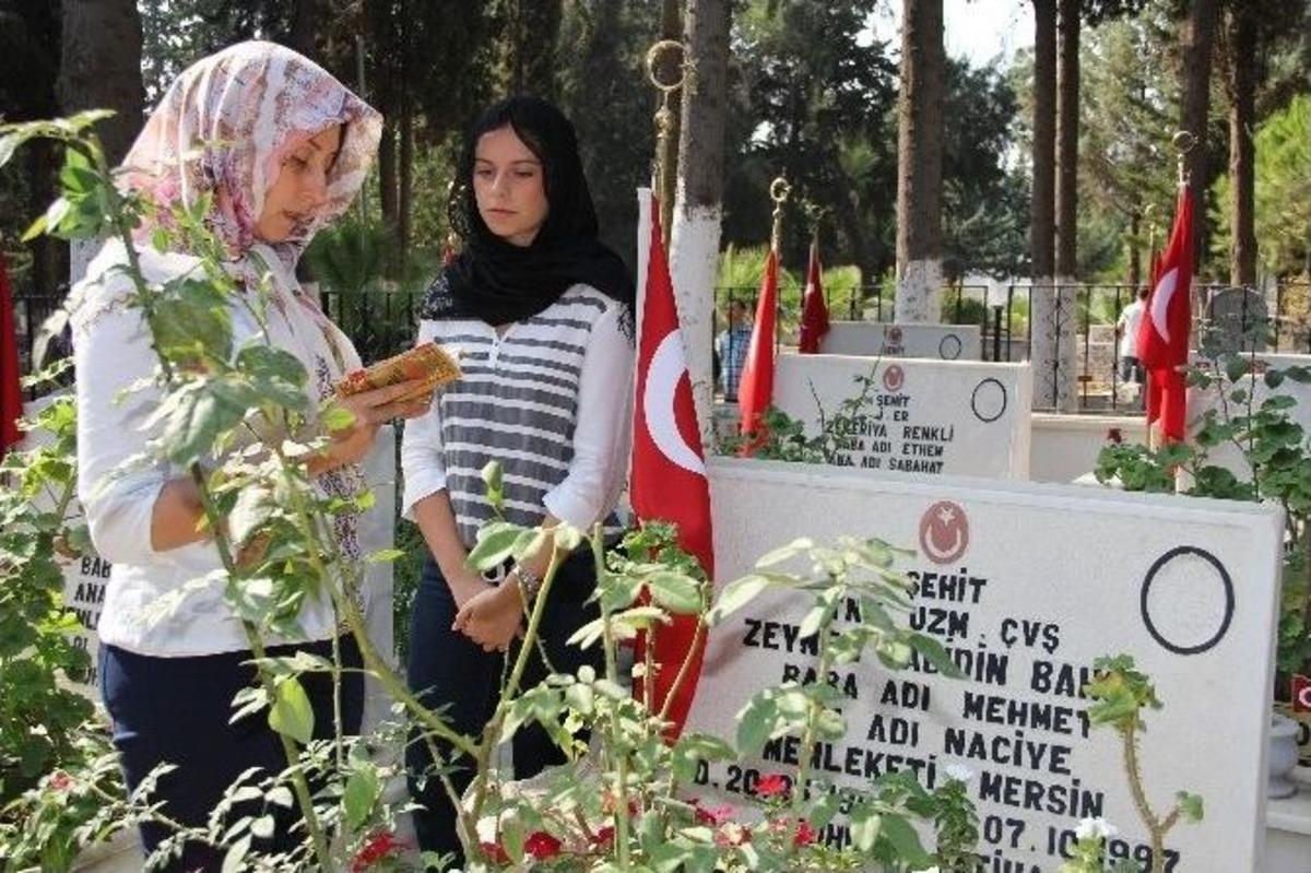 Mersin Şehitliği&rsquo;nde H&uuml;z&uuml;nl&uuml; Bayramlaşma