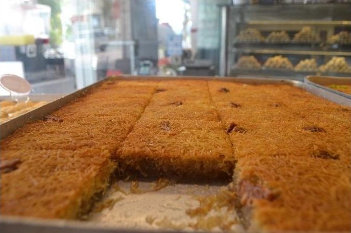 Arife G&uuml;n&uuml; Baklavacılar Doldu Taştı