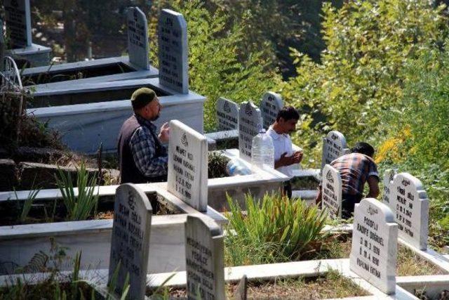 Zonguldak'ta Arife Günü Mezarlıklar Doldu