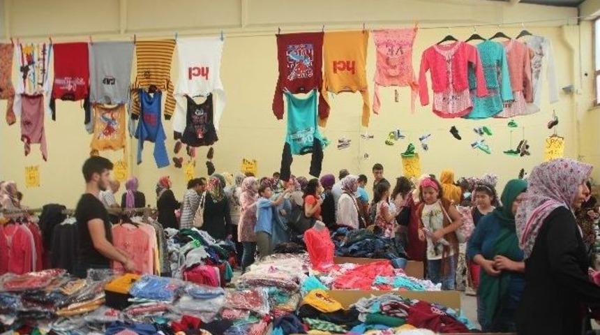 Bilecik&rsquo;te Arife G&uuml;n&uuml; Giyim Pazarı Doldu Taştı
