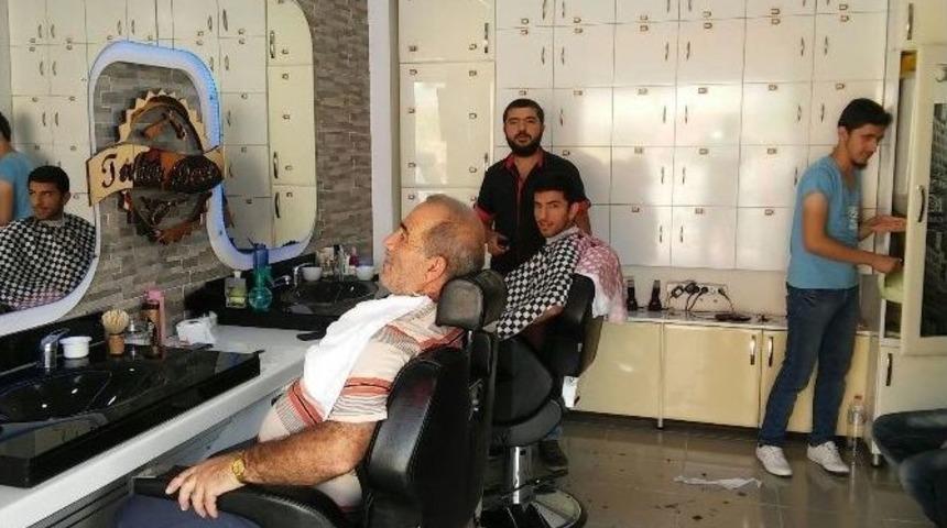 Bayram Tıraşı Geleneği S&uuml;r&uuml;yor