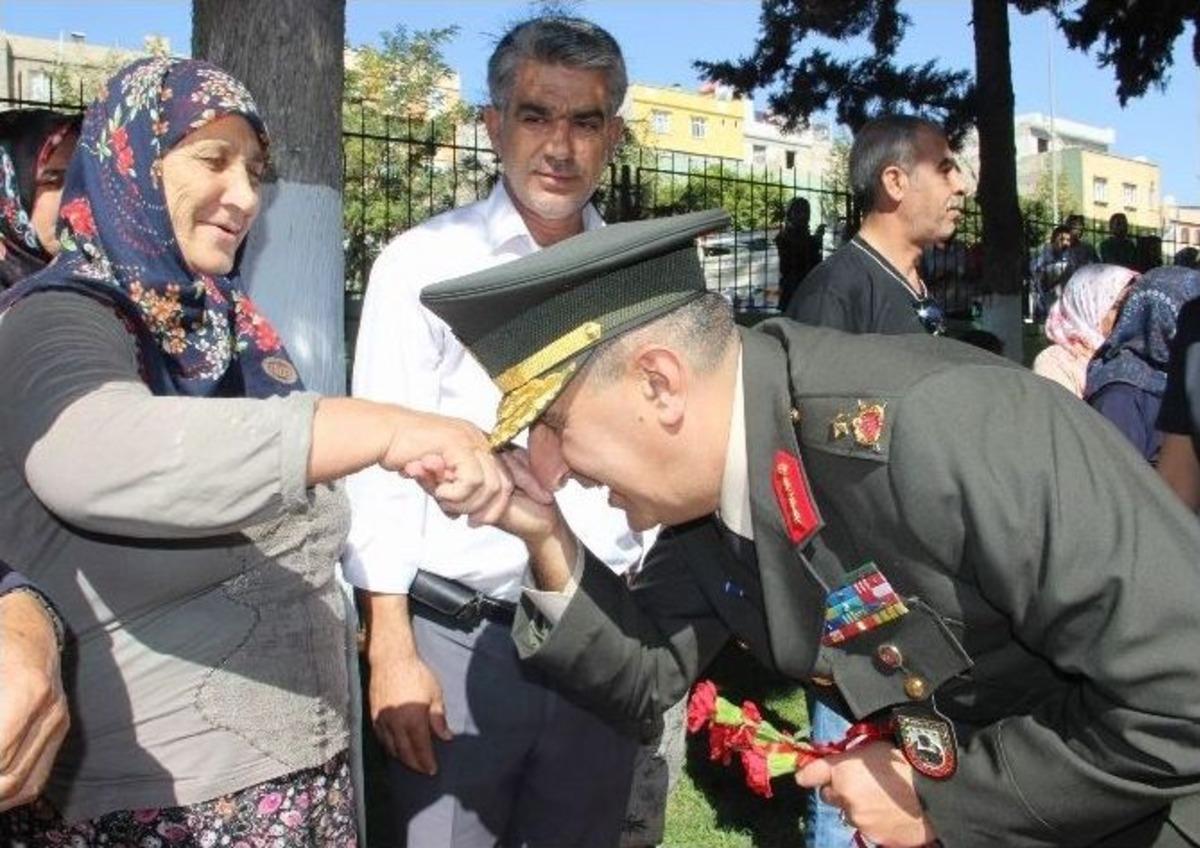 (&ouml;zel Haber) Şehitliği Ziyaret Eden Tugay Komutanı Şehit Anne Ve Babalarının Elini &Ouml;pt&uuml;