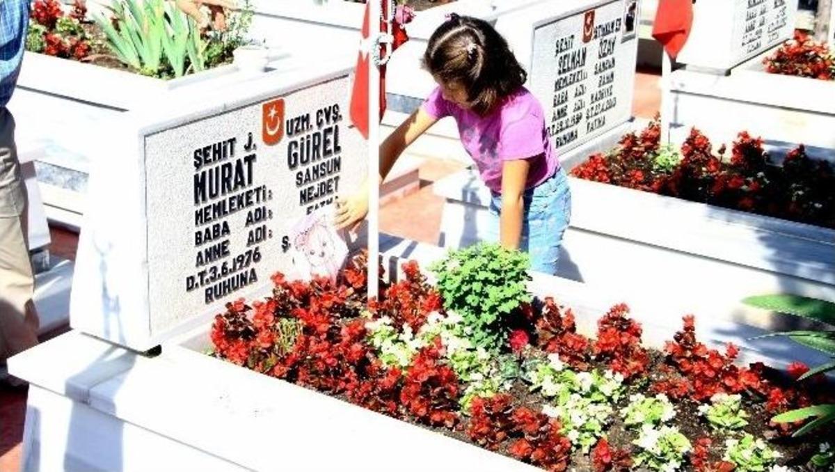 Hi&ccedil; G&ouml;rmediği Babasının Mezarına Boyama Resim Bıraktı