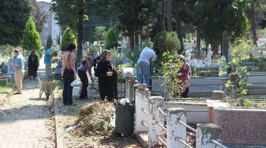 Ordulular Mezarlıklara Akın Etti