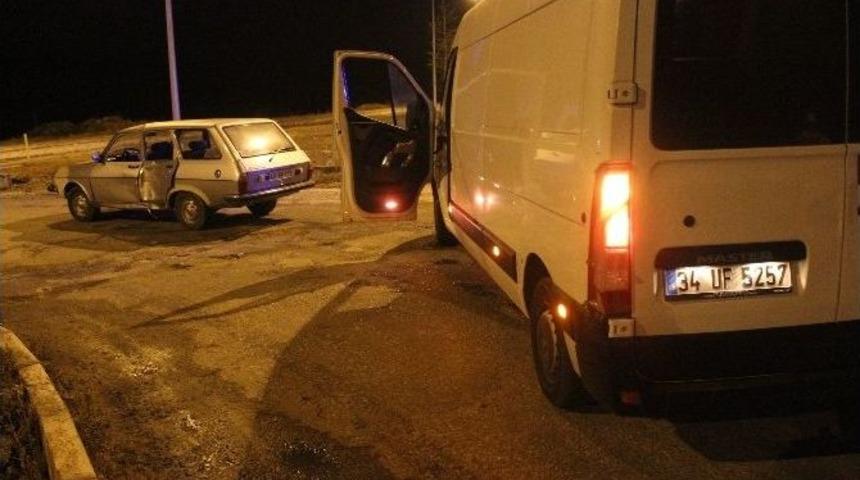 Tavşanlı&rsquo;da 2 Otomobil &Ccedil;arpıştı: 2 Yaralı