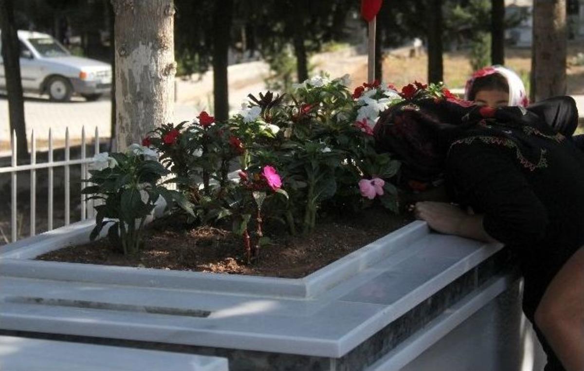 Yanında Şehit Edilen Babasının Mezarını Ziyaret Etti