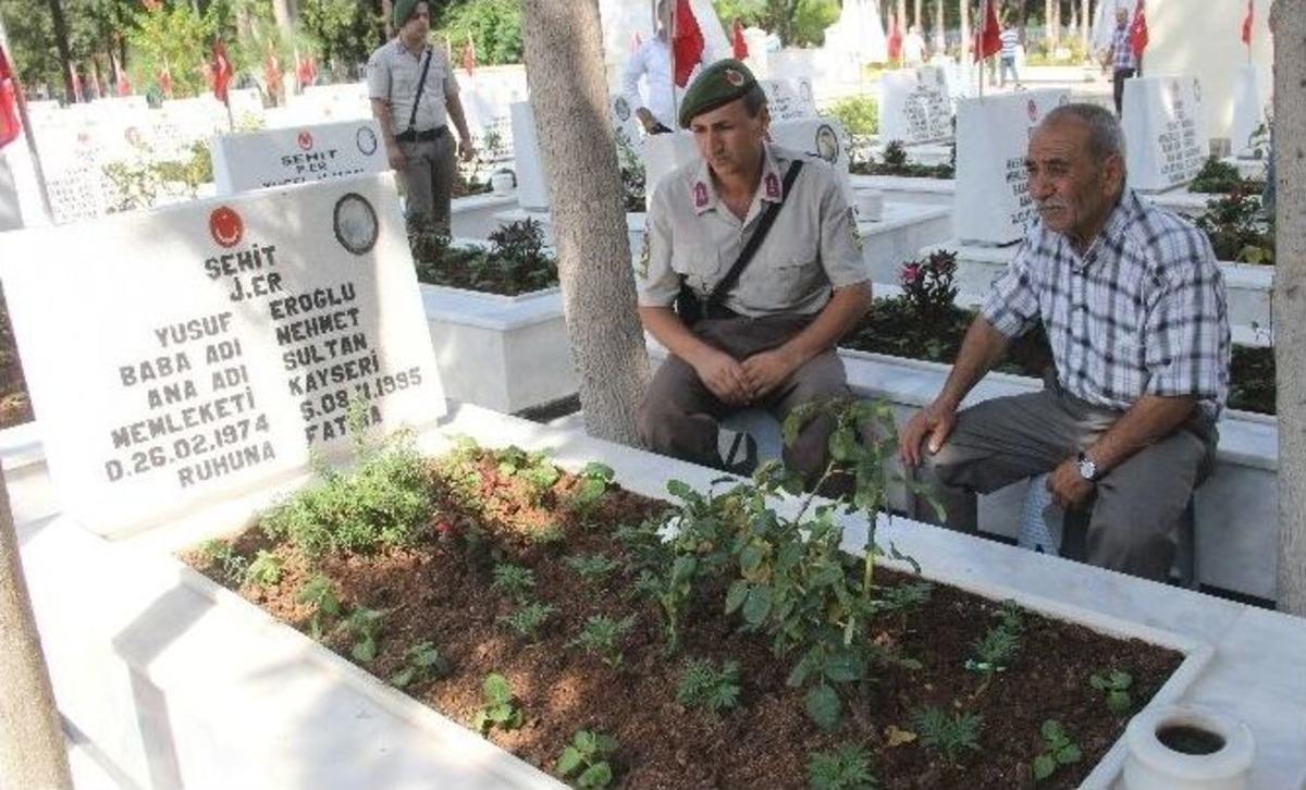Şehidin Ailesi 18 Yıldır Şehitlikte Bayramlaşıyor