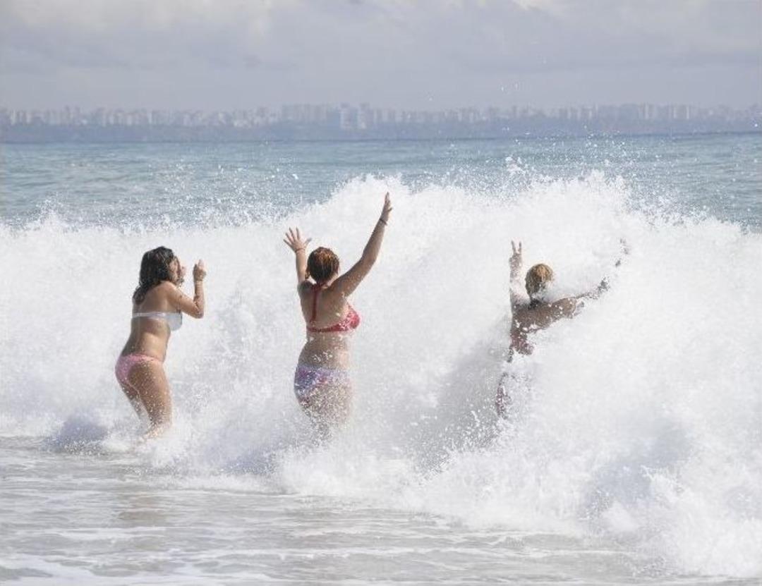 Dev Dalgalar Arasında Y&uuml;zenler Y&uuml;rekleri Ağızlara Getirdi