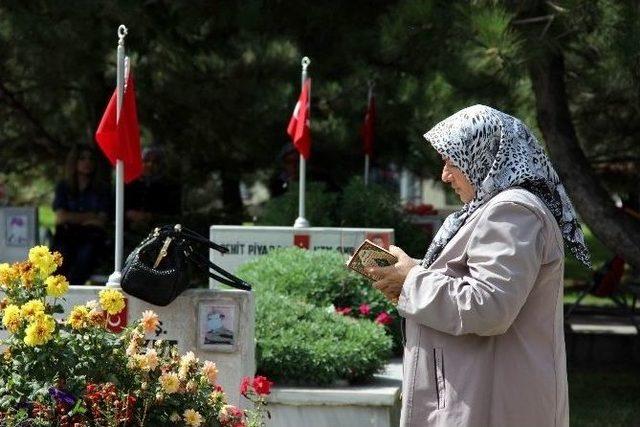 Şehitlikte Arife Günü Yoğunluğu