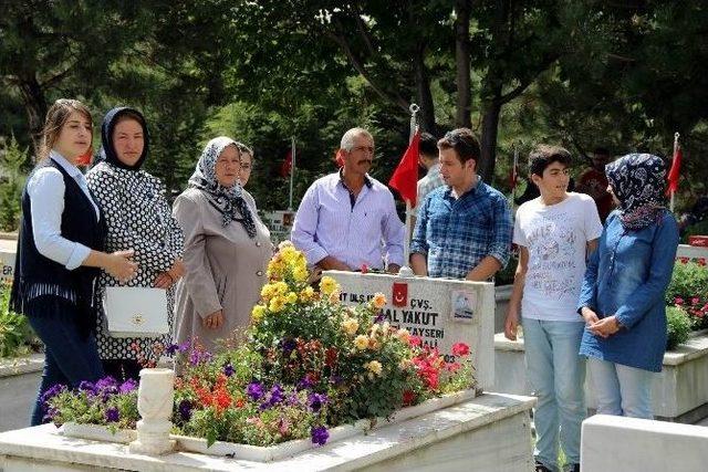 Şehitlikte Arife Günü Yoğunluğu