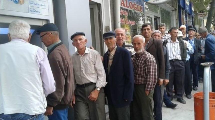 Maaşlarının Yatırılacağını Duyan Emekliler, Bankaya Koştu