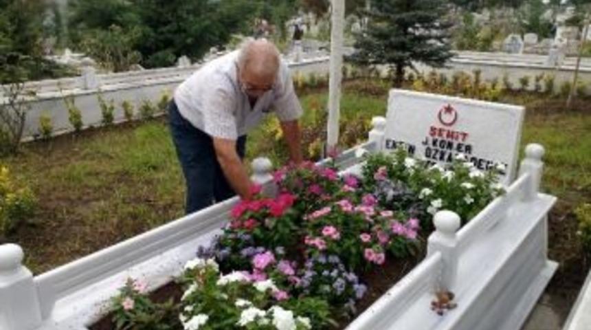 Başiskele&rsquo;de Arife G&uuml;n&uuml; Mezarlıklar Doldu Taştı