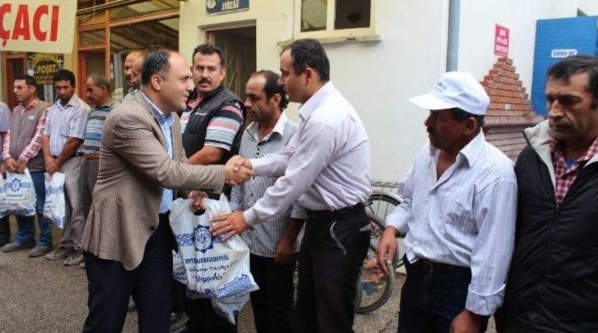 Başkan &Ouml;zaltun&rsquo;dan Tatilde &Ccedil;alışan Personele Hediye Paketi