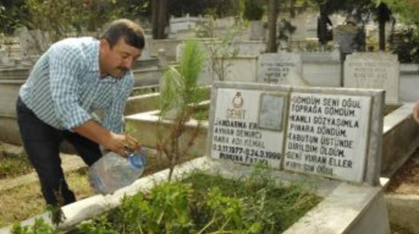 Darıca&rsquo;da Arife G&uuml;n&uuml; Mezarlıklar Doldu Taştı