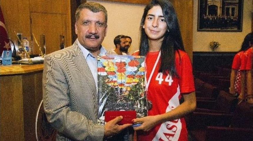 Şampiyonlar Başkan G&uuml;rkan&rsquo;ı Ziyaret Etti