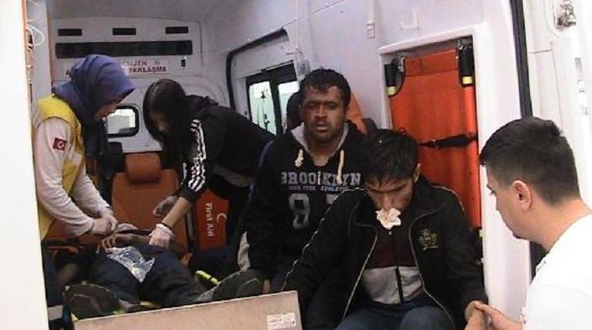 Afganlıları Taşıyan Minib&uuml;s Devrildi: 7 Yaralı