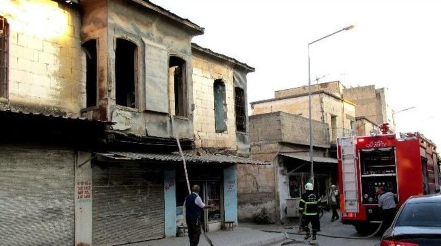 Zamanında M&uuml;dahale Tarihi Binayı Yanmaktan Kurtardı