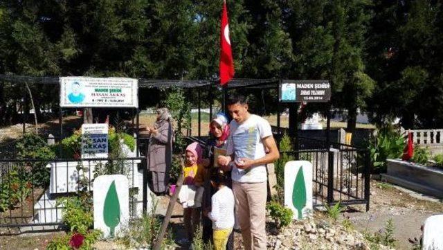 Maden Şehitliği'nde Hüzünlü Bayramlaşma