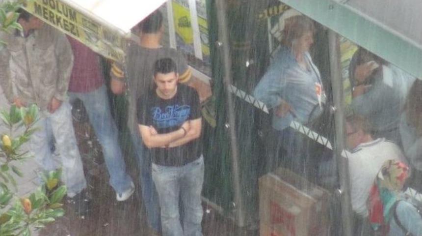 Bayram Alışverişine &Ccedil;ıkan Vatandaşlar Sağanak Yağışa Yakalandı