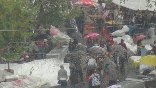 Bayram Alışverişine Çıkan Vatandaşlar Sağanak Yağışa Yakalandı 1