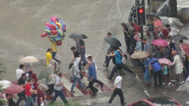 Bayram Alışverişine Çıkan Vatandaşlar Sağanak Yağışa Yakalandı 2