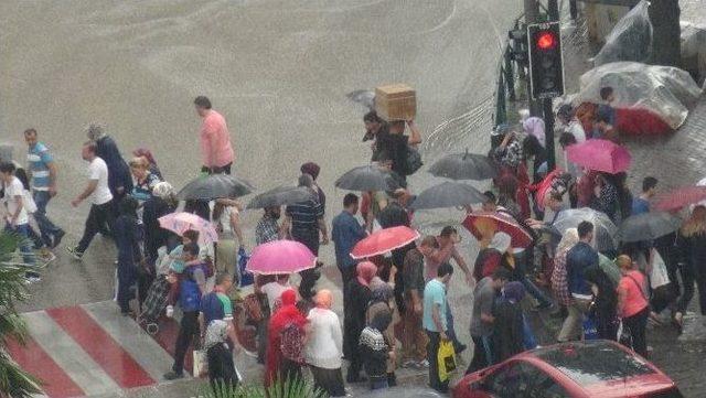 Bayram Alışverişine Çıkan Vatandaşlar Sağanak Yağışa Yakalandı 3