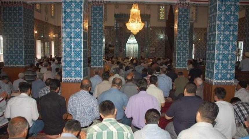 Bayram Namazında Camiler Doldu Taştı