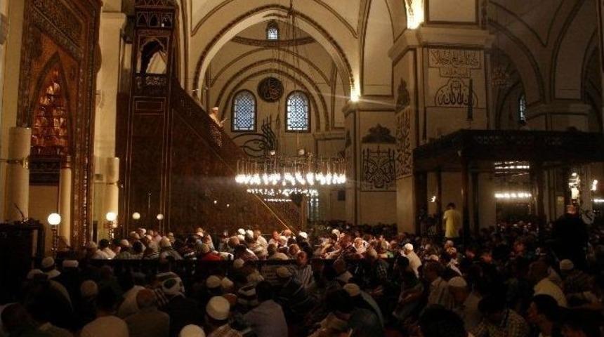 Bursa&rsquo;da Camiler Doldu Taştı