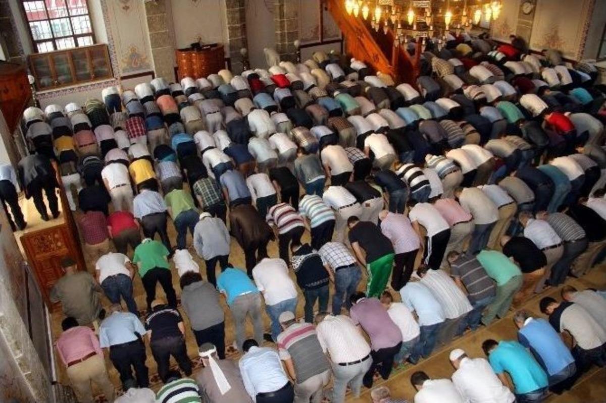 Bayram Namazında Camiler Doldu Taştı