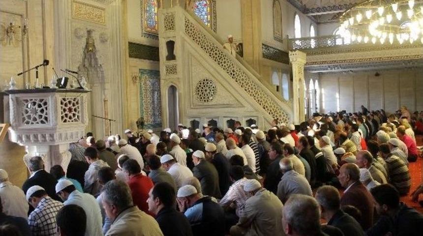 Konyalılar Bayram Namazı İ&ccedil;in Camilere Akın Etti