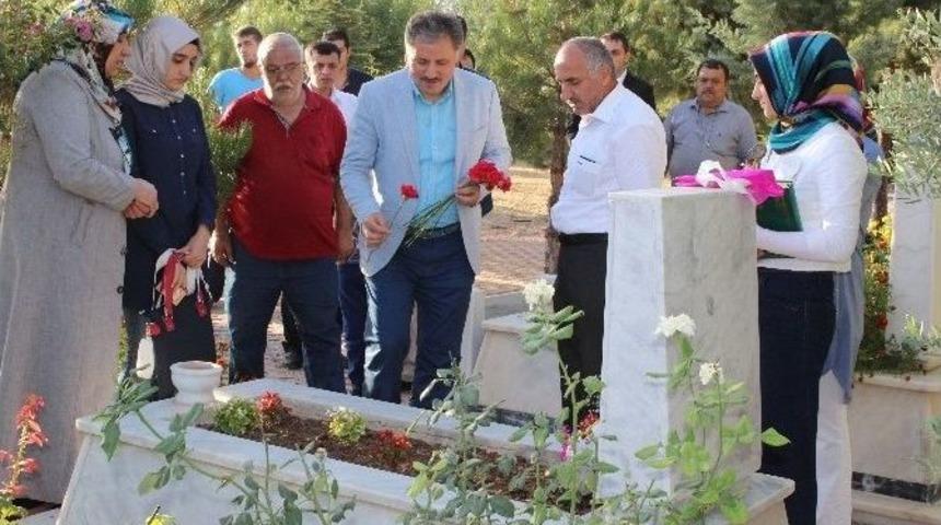 Şehitlikte H&uuml;z&uuml;nl&uuml; Bayramlaşma