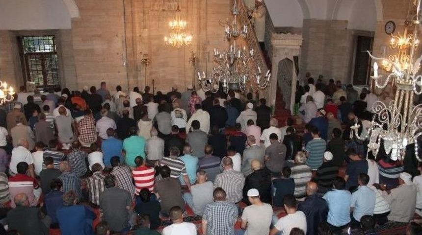 Tekirdağ&rsquo;da Bayram Namazında Camiler Doldu Taştı
