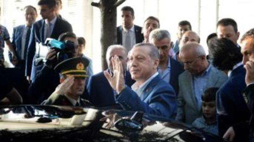 Cumhurbaşkanı Erdoğan Bayram Namazı Kıldığı Camiye Torunlarıyla Geldi