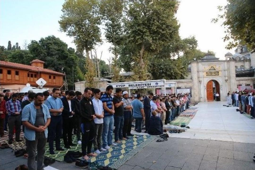 Ey&uuml;pl&uuml; 44 Şehit İ&ccedil;in 44 Ko&ccedil; Kesildi