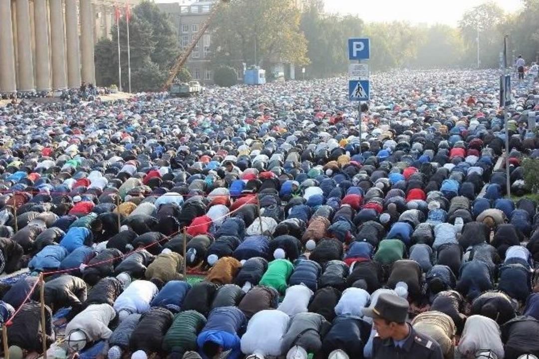 Kıgızistan&rsquo;da Y&uuml;zbin Kişi İle Bayram Namazı