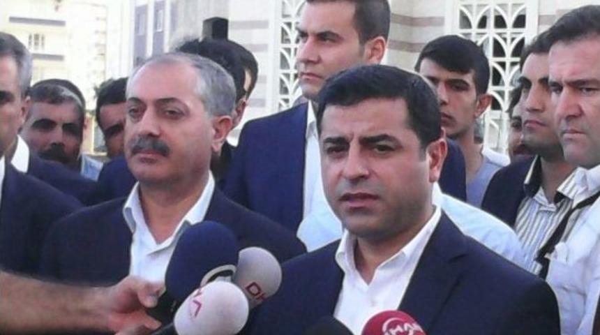 Hdp Eş Genel Başkanı Demirtaş Bayram Namazını Diyarbakır&rsquo;da Kıldı