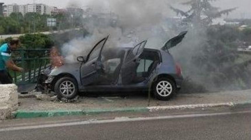 K&ouml;pr&uuml;de Asılı Kalan Otomobil Alev Alev Yandı