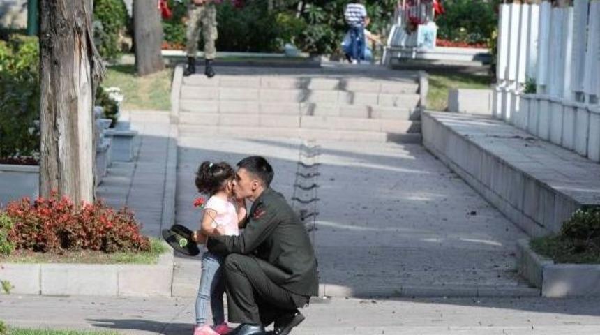 Şehitlikte H&uuml;z&uuml;nl&uuml; Bayram