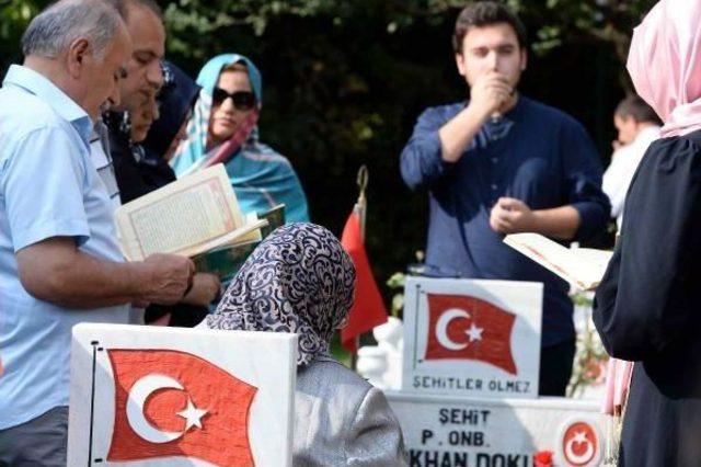 Şehitlikte Hüzünlü Bayram 1