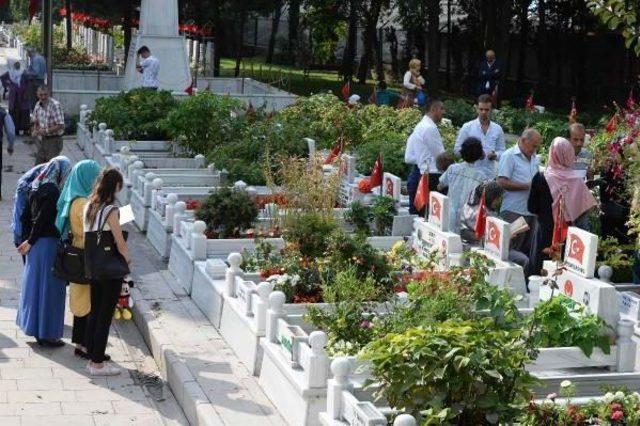 Şehitlikte H&uuml;z&uuml;nl&uuml; Bayram 3