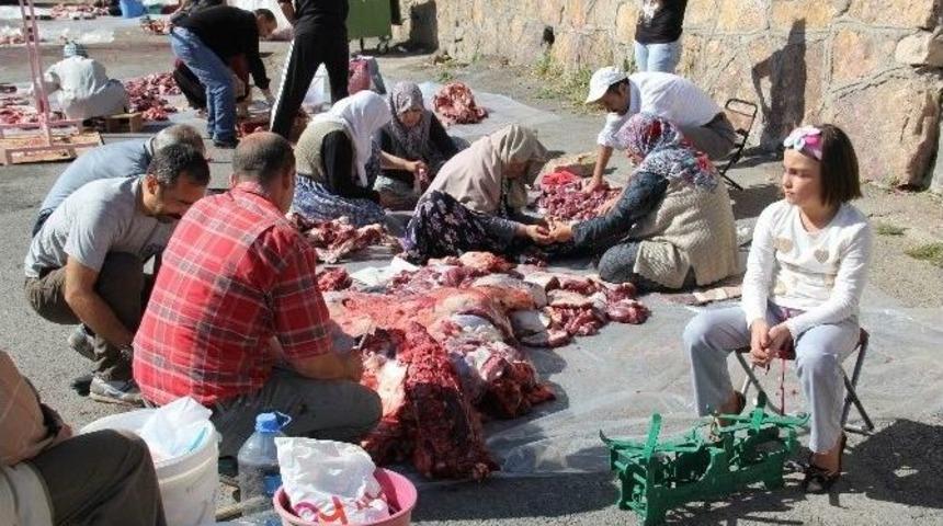 &Ccedil;ocukların &Ouml;n&uuml;nde Kurban Kestiler