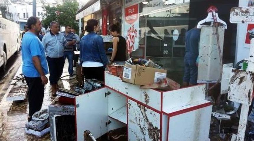 Bodrum'da Bayramın Ilk G&uuml;n&uuml; Sel Felaketinin Izleri Silinmeye &Ccedil;alışılıyor