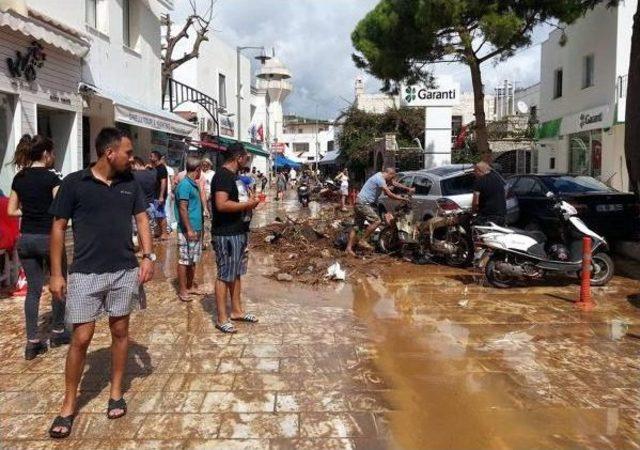 Bodrum'da Bayramın Ilk Günü Sel Felaketinin Izleri Silinmeye Çalışılıyor